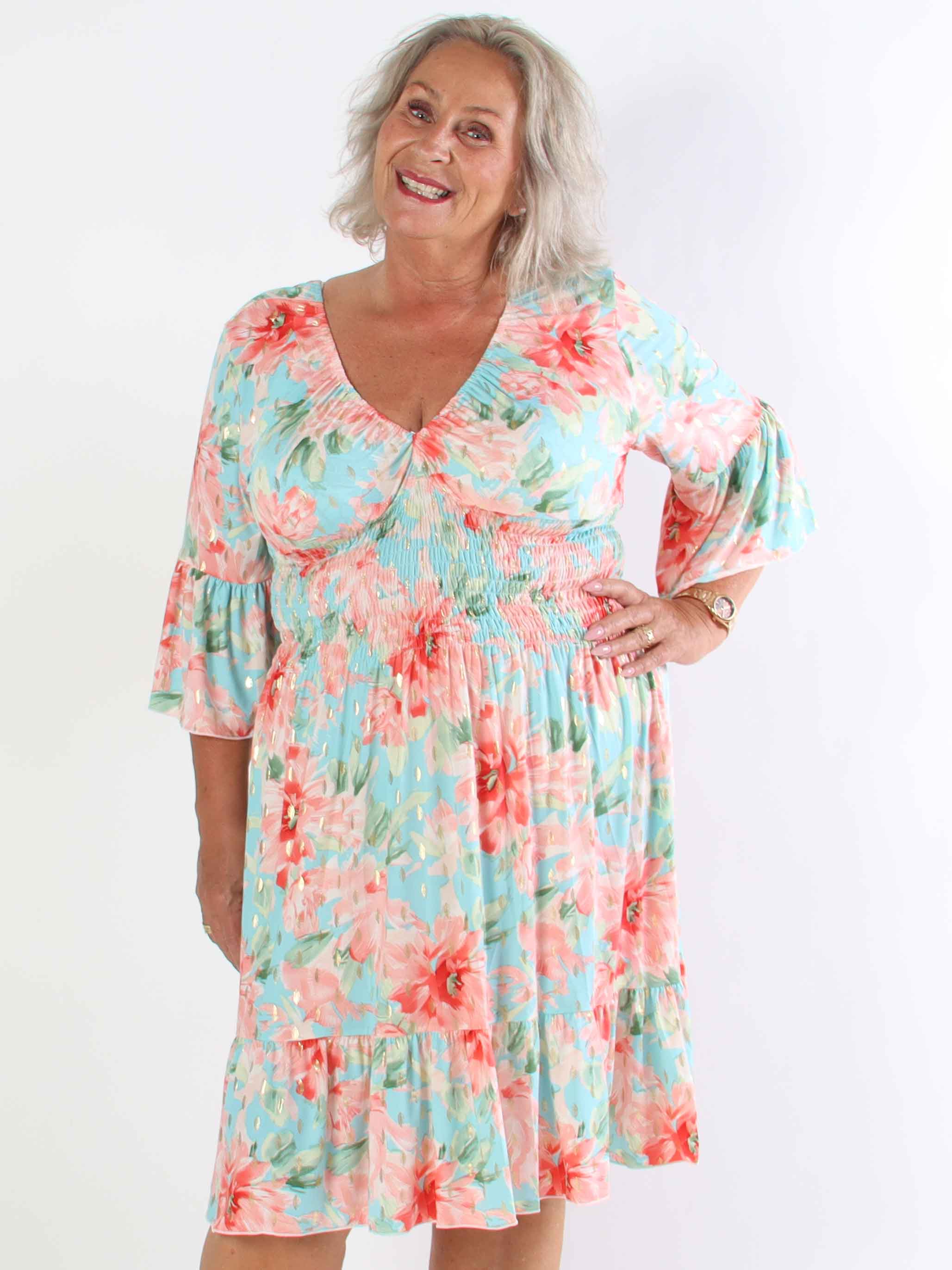 Flora Flower - Blomstret plus size kjole med smock og flæse på ærmet
